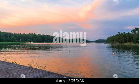 Arcipelago finlandese in mezza estate sera. Foto Stock