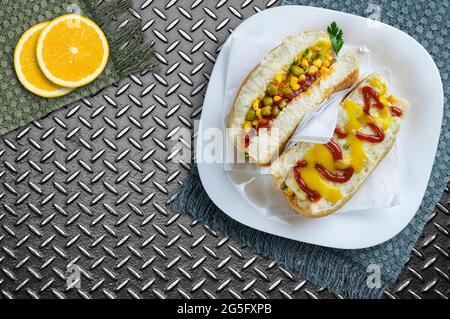 Hot dog con verdure su sfondo metallico. - immagine ad alta risoluzione Foto Stock