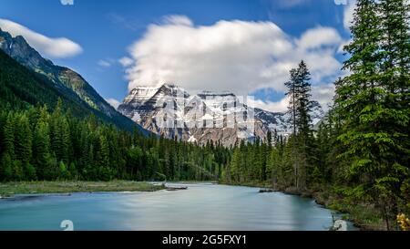 Lunga esposizione del fiume Robson e del monte Robson, la vetta più alta delle Montagne Rocciose canadesi, British Columbia, Canada Foto Stock
