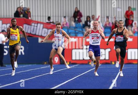 Andrew Morgan-Harrison (seconda a sinistra) della Gran Bretagna tira una corda nella finale maschile di 200 m durante il terzo giorno del Muller British Athletics Championships alla Manchester Regional Arena. Data immagine: Domenica 27 giugno 2021. Foto Stock