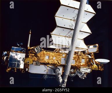 SCOPERTA DELLA NAVETTA SPAZIALE A BORDO - 18 settembre 1991 - il satellite UARS (Upper Atmosphere Research satellite) è in mano al sistema di manipolazione remoto ( Foto Stock