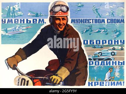 Poster d'epoca degli sport sovietici con corse automobilistiche, salto con paracadute. Rafforziamo la difesa della nostra Patria con le nostre capacità e il nostro coraggio! 1961. Foto Stock