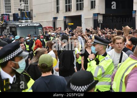 Trafalgar Square, Londra, Regno Unito. 27 Giugno 2021. Le persone che partecipano alla Freedom to Dance marciano attraverso il centro di Londra. Credit: Matthew Chpicle/Alamy Live News Foto Stock