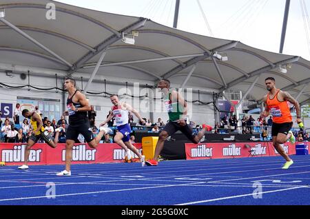 Adam Gemili (seconda a sinistra) vince la finale maschile di 200 m durante il terzo giorno del Muller British Athletics Championships alla Manchester Regional Arena. Data immagine: Domenica 27 giugno 2021. Foto Stock