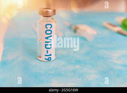 Flaconcino del vaccino contro l'infezione da virus covid-19 Foto Stock