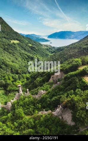 Formazioni rocciose, note anche come camini delle fate, piramidi di terra, hoodoos, Piramidi di zona, Italia Foto Stock