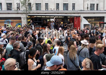 27 giugno 2021. Londra, Regno Unito. Foto di Ray Tang. I manifestanti partecipano alla dimostrazione Freedom the Dance chiedendo la fine delle attuali restrizioni del Covid-19 nei settori della musica e dell'ospitalità nel Regno Unito. Le restrizioni COVID-19 relative al settore dell'ospitalità sono state programmate per essere revocate lunedì 21 giugno prima che il governo ritardasse il 19 luglio. Foto Stock