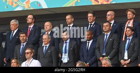 Budapest, Ungheria. 27 Giugno 2021. Calcio: Campionato europeo, Paesi Bassi - Repubblica Ceca, finale, round del 16 alla Puskas Arena. Il presidente dell'UEFA Aleksander Ceferin (back row, al centro) è in piedi. Credit: Robert Michael/dpa-Zentralbild/dpa/Alamy Live News Foto Stock