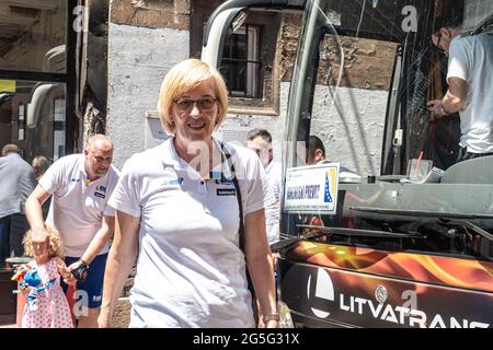 Razija Mujanovic, manager della squadra di pallacanestro femminile BH, scende dall'autobus e arriva al Municipio Foto Stock