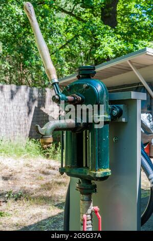 Pompa a doppio pistone vecchia ma ancora funzionante per trasportare le acque sotterranee verso l'alto. Foto Stock