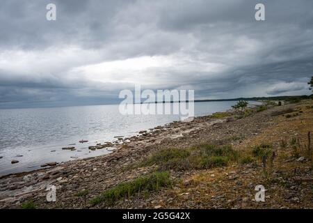 Una bella spiaggia con un cielo drammatico sullo sfondo. Foto dal Mar Baltico Foto Stock