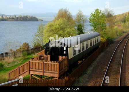 Vecchi autobus ferroviari accanto alla linea ferroviaria, Loch AWe, Scozia convertito in attraente alloggio self-catering per vacanze Foto Stock