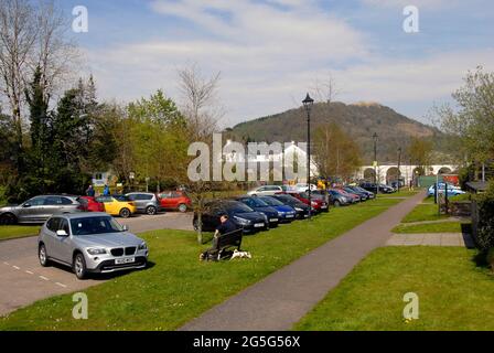 Parcheggio pubblico a Inveraray, Argyll & Bute, Scozia con sentieri e aree erbose Foto Stock