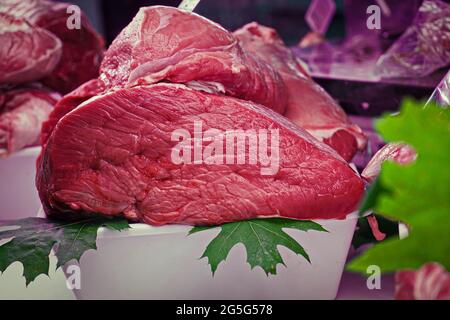 Carne fresca cruda isolata sopra il banco del macellaio Foto Stock