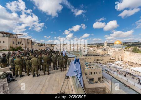 Un gruppo di soldati israeliani sulla cima del 'o Hatorah' Yeshiva (collegio religioso ebraico), che si affaccia sulla parete occidentale e il monte del tempio con la famosa cupola dorata. Foto Stock