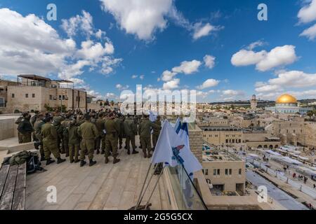 Un gruppo di soldati israeliani sulla cima del 'o Hatorah' Yeshiva (collegio religioso ebraico), che si affaccia sulla parete occidentale e il monte del tempio con la famosa cupola dorata. Foto Stock