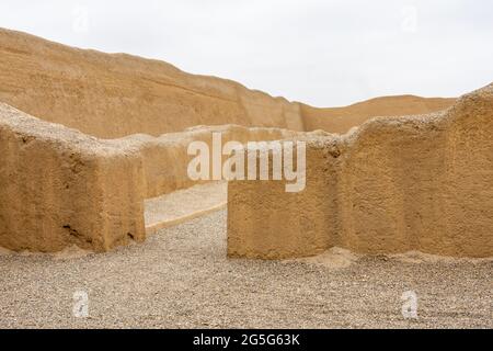 Chan Chan è stata la più grande città di mattoni di fango delle Americhe ed è ora un sito patrimonio dell'umanità dell'UNESCO nel nord del Perù Foto Stock