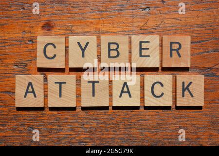 Cyber Attack, parole in lettere alfabetiche in legno isolate sullo sfondo Foto Stock