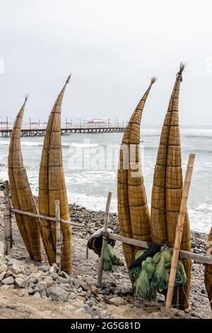 Huanchaco, Perù, è sede di surf, ceviche, e le famose zattere di canna utilizzate dai pescatori chiamato 'Caballitos de totora.' Foto Stock