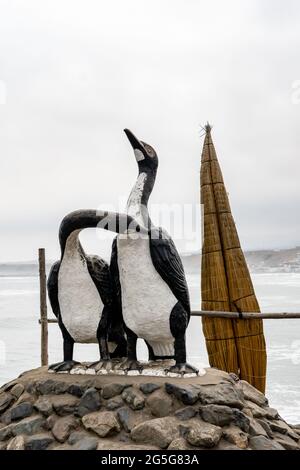 Huanchaco, Perù, è sede di surf, ceviche, e le famose zattere di canna utilizzate dai pescatori chiamato 'Caballitos de totora.' Foto Stock