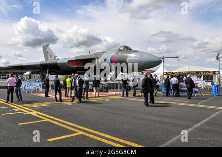 Vulcan allo Sky Village che promuove il bombardiere Avro Vulcan B2 XH558 alla fiera di Farnborough International Airshow 2012, UK. Lavoro di carità, attrarre Foto Stock