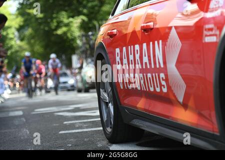 Tour de France 2021, fase 2 Perros-Guirec al Mur de Bretagne Guerledan. 27 Giugno 2021. Bahrain Victorious car Credit: Peter Goding/Alamy Live News Foto Stock