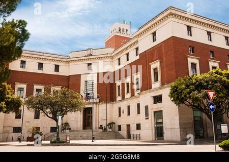 Pescara, Italia - 22 maggio 2021: Facciata dell'edificio del comune di Pescara in Abruzzo Foto Stock