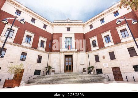 Facciata dell'edificio del comune di Pescara in Abruzzo Foto Stock