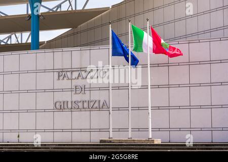 Testo 'Palazzo di Giustizia' e bandiere istituzionali italiane ed europee Foto Stock