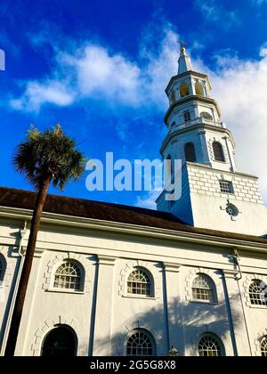 Charleston, la città portuale del South Carolina fondata nel 1670, è definita dalle sue strade acciottolate, carrozze trainate da cavalli e case color pastello del periodo antecedente la guerra di secessione Foto Stock