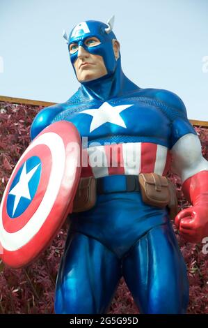 Figura del personaggio di Marvel Comics Supereroe Captain America, creato da Stan Lee e Jack Kirby. In esposizione in un giardino di fronte suburbano. Weymouth, Regno Unito. Foto Stock