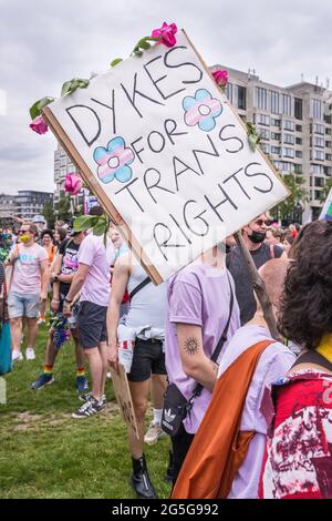 Lesbiche in possesso di cartelloni che mostrano il sostegno alle persone trans alla terza edizione di London Trans Pride Foto Stock