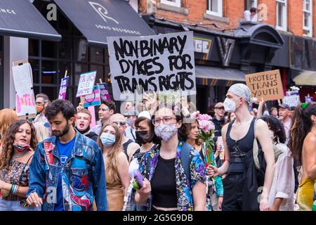 Lesbiche in possesso di cartelloni che mostrano il sostegno alle persone trans alla terza edizione di London Trans Pride Foto Stock