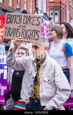 Lesbiche in possesso di cartelloni che mostrano il sostegno alle persone trans alla terza edizione di London Trans Pride Foto Stock