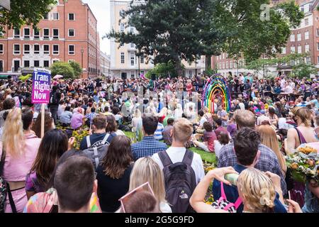 Munroe Bergdorf parla alla fine della terza edizione di London Trans Pride, in piazza Soho Foto Stock