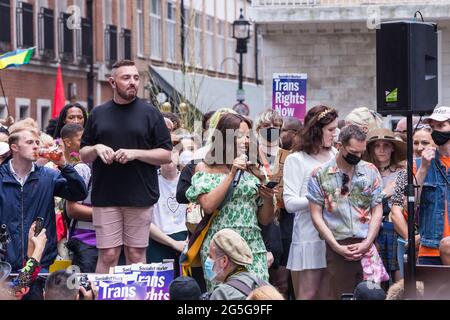 Munroe Bergdorf parla alla fine della terza edizione di London Trans Pride, in piazza Soho Foto Stock