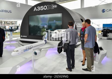 Vendita di chalet Airbus alla fiera di Farnborough International Airshow 2012, UK, con modelli di aereo di linea e sezione di A350 XWB. Industria aerospaziale Foto Stock