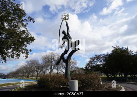 Il Rocket Thrower è una massiccia scultura in bronzo progettata da Donald De Lue per la New York World’s Fair del 1964-65. Foto Stock