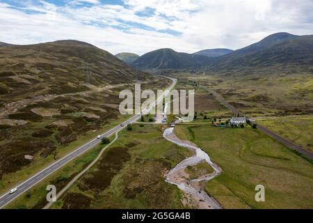 Vista aerea della strada statale A9 e della linea ferroviaria principale dell'altopiano al Passo di Drumochter, regione delle Highland, Scozia, Regno Unito Foto Stock