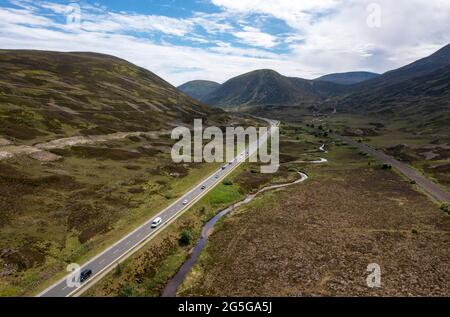 Vista aerea della strada statale A9 e della linea ferroviaria principale dell'altopiano al Passo di Drumochter, regione delle Highland, Scozia, Regno Unito Foto Stock