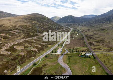 Vista aerea della strada statale A9 e della linea ferroviaria principale dell'altopiano al Passo di Drumochter, regione delle Highland, Scozia, Regno Unito Foto Stock