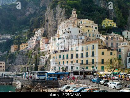 AMALFI, ITALIA - APRILE 19 2018 : Vista di Amalfi. Foto Stock