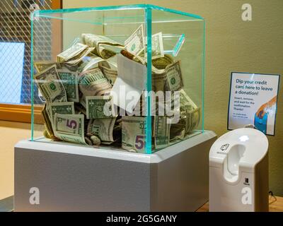 Boulder City, 6 maggio 2021 - primo piano di un punto di donazione con carta di credito nel Boulder City-Hoover Dam Museum Foto Stock