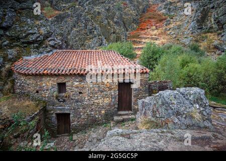 Antico mulino ad acqua. Fotografato nel Geoparco di Penha Garcia. Il Portogallo. Foto Stock