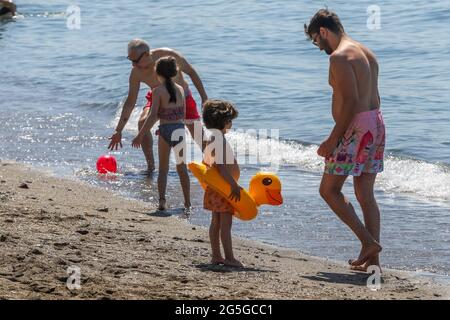 27 giugno 2021: Une 27, 2021 (Malaga) le spiagge di Malaga erano molto affollate durante la mattina di questa domenica. Tuttavia, dal pomeriggio il terral sta innalzando le temperature in diversi punti della provincia, soprattutto nella Valle del Guadalhorce e nella capitale, dove il massimo può toccare la 34ÂºC. Queste alte temperature fanno sì che domani Aemet attivi l'avvertimento giallo di calore sulla Costa del Sol Credit: Lorenzo Carnero/ZUMA Wire/Alamy Live News Foto Stock