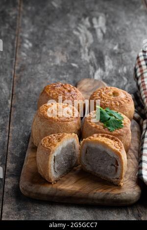 Mini torte di maiale Melton Mowbray su rustico tavolo di legno Foto Stock