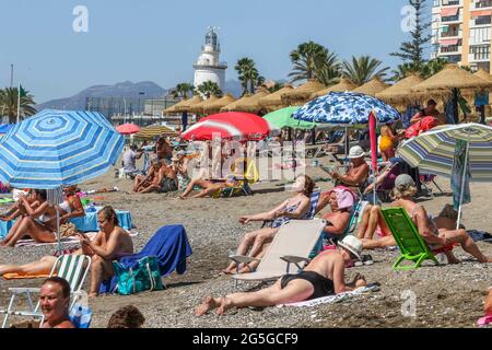 27 giugno 2021: Une 27, 2021 (Malaga) le spiagge di Malaga erano molto affollate durante la mattina di questa domenica. Tuttavia, dal pomeriggio il terral sta innalzando le temperature in diversi punti della provincia, soprattutto nella Valle del Guadalhorce e nella capitale, dove il massimo può toccare la 34ÂºC. Queste alte temperature fanno sì che domani Aemet attivi l'avvertimento giallo di calore sulla Costa del Sol Credit: Lorenzo Carnero/ZUMA Wire/Alamy Live News Foto Stock