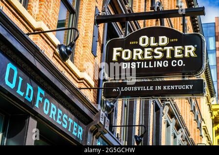 Immagine ravvicinata di un cartello stradale della Old Forester Distilling Company a Louisville, Kentucky Foto Stock