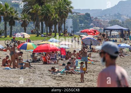 27 giugno 2021: Une 27, 2021 (Malaga) le spiagge di Malaga erano molto affollate durante la mattina di questa domenica. Tuttavia, dal pomeriggio il terral sta innalzando le temperature in diversi punti della provincia, soprattutto nella Valle del Guadalhorce e nella capitale, dove il massimo può toccare la 34ÂºC. Queste alte temperature fanno sì che domani Aemet attivi l'avvertimento giallo di calore sulla Costa del Sol Credit: Lorenzo Carnero/ZUMA Wire/Alamy Live News Foto Stock