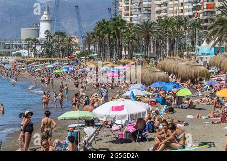 27 giugno 2021: Une 27, 2021 (Malaga) le spiagge di Malaga erano molto affollate durante la mattina di questa domenica. Tuttavia, dal pomeriggio il terral sta innalzando le temperature in diversi punti della provincia, soprattutto nella Valle del Guadalhorce e nella capitale, dove il massimo può toccare la 34ÂºC. Queste alte temperature fanno sì che domani Aemet attivi l'avvertimento giallo di calore sulla Costa del Sol Credit: Lorenzo Carnero/ZUMA Wire/Alamy Live News Foto Stock